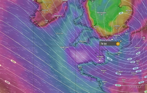 Vítr přes 70 uzlů. Závodníci Route du Rhum bojují s bouří ještě v přístavu